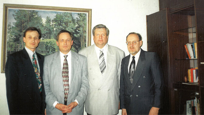 Leidyklos nuotr./Naujai suformuota leidyklos valdyba 1996 04 01. Iš kairės: valdybos pirmininkas Vytas V. Petrošius, nariai: Kornelijus Platelis, Vidmantas Gaulė ir Antanas Tamoševičius