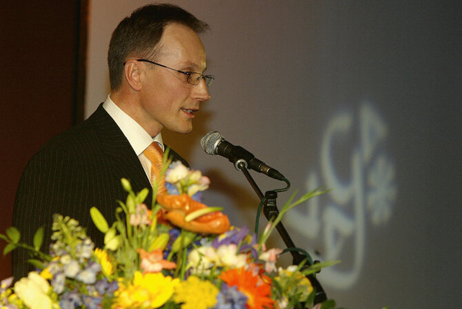 Leidyklos nuotr./Valdybos pirmininkas Vytas V. Petrošius sako kalbą leidyklos 60-mečio šventės proga Vilniaus rotušėje 2005 metais