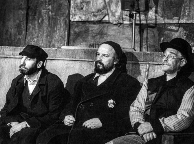Gintaro Janavičiaus nuotr./Scena iš spektaklio „Nusišypsok mums, Viešpatie“. Iš kairės: akt. Vytautas Grigolis (Šmulė Senderis), akt. Sigitas Račkys (Efraimas Dudakas), akt. Gediminas Girdvainis (Avneris Rozentalis)