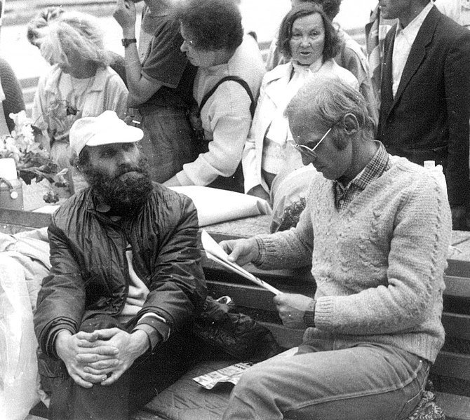 Viktoro Kapočiaus nuotr./P.Cidzikas (kairėje) ir Algimantas Andreika pradėjo bado akciją, reikalaudami paleisti politinius kalinius ir išvesti iš Lietuvos okupacinę kariuomenę. Gedimino (Katedros) aikštė. Vilnius, 1988 m. rugpjūčio 20 d. 