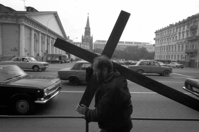 Zenono Nekrošiaus nuotr./P.Cidzikas neša kryžių Maskvoje. 1990 m. rugsėjo 12 d.