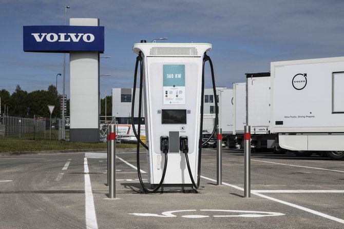 Bendrovės nuotr./„Volvo“ sunkvežimių centre Kaune oficialiai atidaryta 360 kW įkrovimo stotelė 