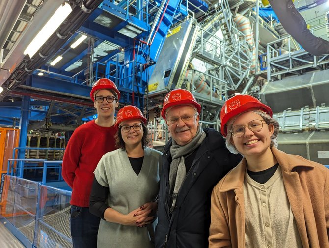 KTU nuotr./KTU komanda CERN, už nugaros dalelių detektoriai