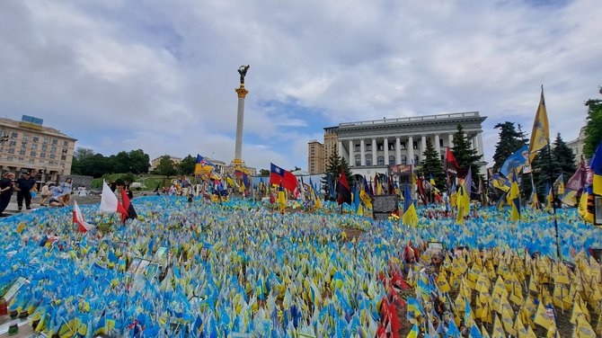 R. Dedialos nuotr./Kyjive šalia Maidano aikštės pievelėje plevėsuoja vėliavos ir vėliavėles Ukrainoje žuvusiems kariams ir savanoriams iš įvairių pasaulio šalių 