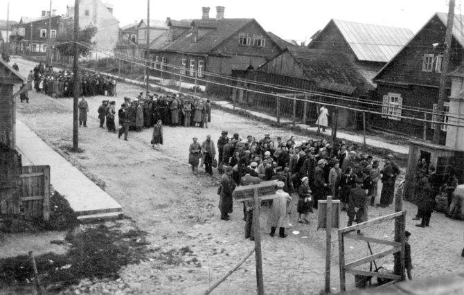 Lietuvos centrinio valstybės archyvo nuotr./Prie Kauno geto vartų grįžusios iš darbų kalinių brigados