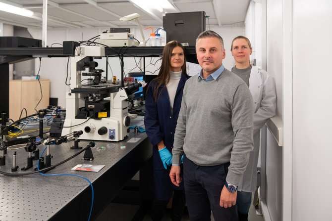 FTMC nuotr./FTMC Lazerinių tyrimų skyriaus Plazmonikos ir nanofotonikos laboratorijos darbuotojai dokt. Justina Anulytė, prof. dr. Zigmas Balevičius ir dr. Ernesta Bužavaitė-Vertelienė