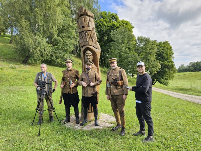 Archyvinė filmo kūrybinės komandos nuotr./Laisvės kariai-savanoriai ir generolas P.Plechavičius (R. Lenartavičius), operatoriai R.Karalius ir R.Beržauskas