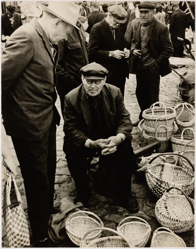 ŠAM Fotografijos muziejaus archyvo nuotr./Algimantas Puodžiūnas, Krepšių pardavėjas, apie 1970 m.