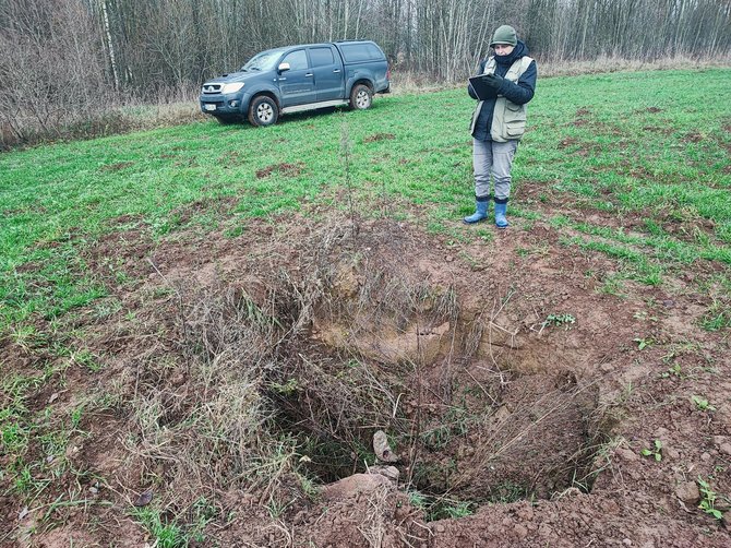 Lietuvos geologijos tarnybos nuotr./Dirbamame lauke aptikta beveik 3 m skersmens smegduobė, atsivėrusi 2023 m