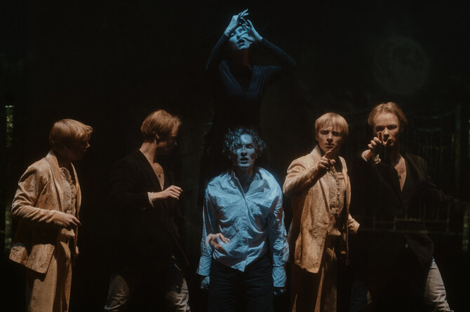 S. Lukoševičiaus nuotr./Nuotraukos centre Kipras Šivickas – Romeo ir Imelda Žutautaitė – Meb VU Dramos teatro spektaklyje „Žadėtoji“ 