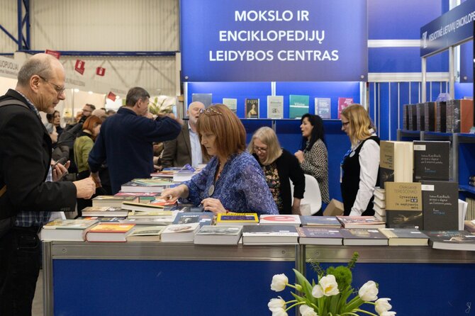 Leidyklos nuotr./Mokslo ir enciklopedijų leidybos centro stendas knygų mugėje 