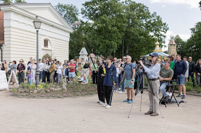 Pakruojo dvaro nuotr./Raudonas kilimas ištiestas: Pakruojo dvare iškilmingas vasaros festivalio atidarymas