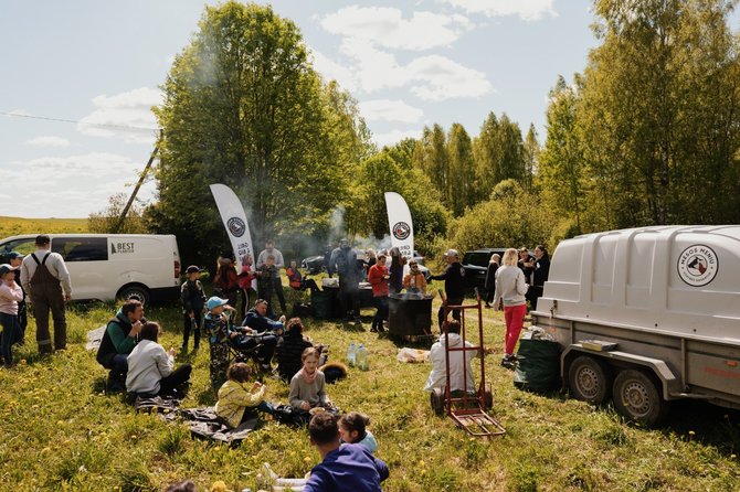 Rūtos Verseckaitės nuotr./„Venipak“ komanda geru oru mėgavosi iškylaujant