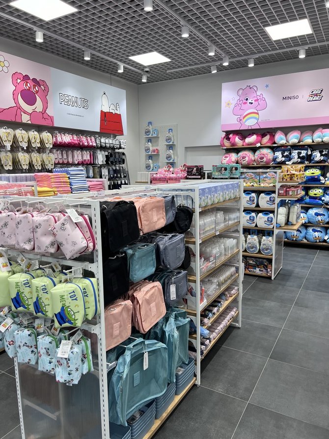 „Miniso“ nuotr./Lietuvių jau pamėgta parduotuvė „Miniso“ duris atveria „Vilnius Outlet“: atidarymo renginyje – dovanos ir siurprizai 