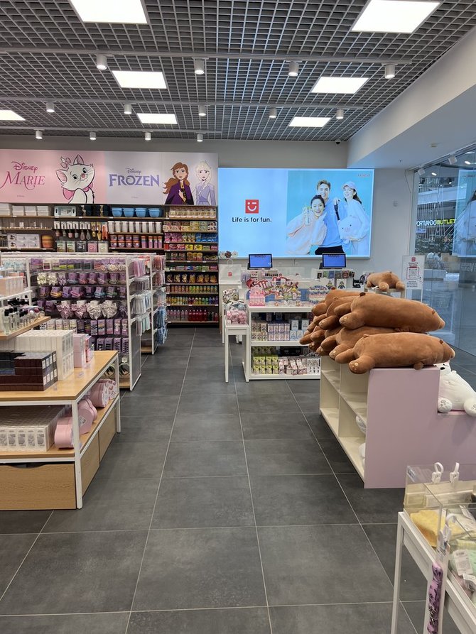 „Miniso“ nuotr./Lietuvių jau pamėgta parduotuvė „Miniso“ duris atveria „Vilnius Outlet“: atidarymo renginyje – dovanos ir siurprizai 