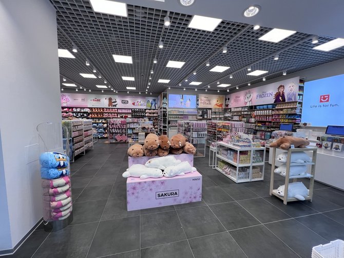 „Miniso“ nuotr./Lietuvių jau pamėgta parduotuvė „Miniso“ duris atveria „Vilnius Outlet“: atidarymo renginyje – dovanos ir siurprizai 