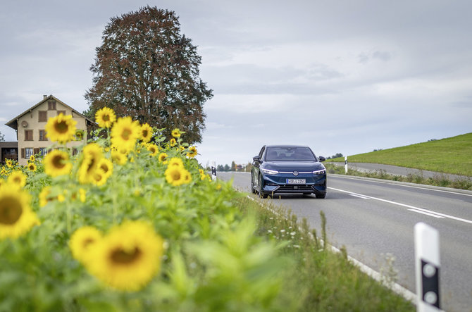 Gamintojo nuotr./Kelionė Baltijos keliu – be sustojimų įsikrauti: kas „Volkswagen ID.7 leidžia įveikti atstumą nuo Vilniaus iki Talino?