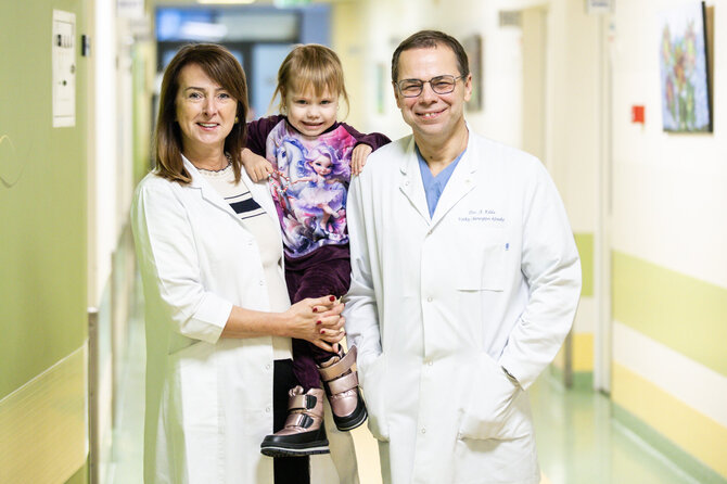 Kauno klinikų nuotr./dr. D. Dobilienė, doc. A. Kilda su Guste