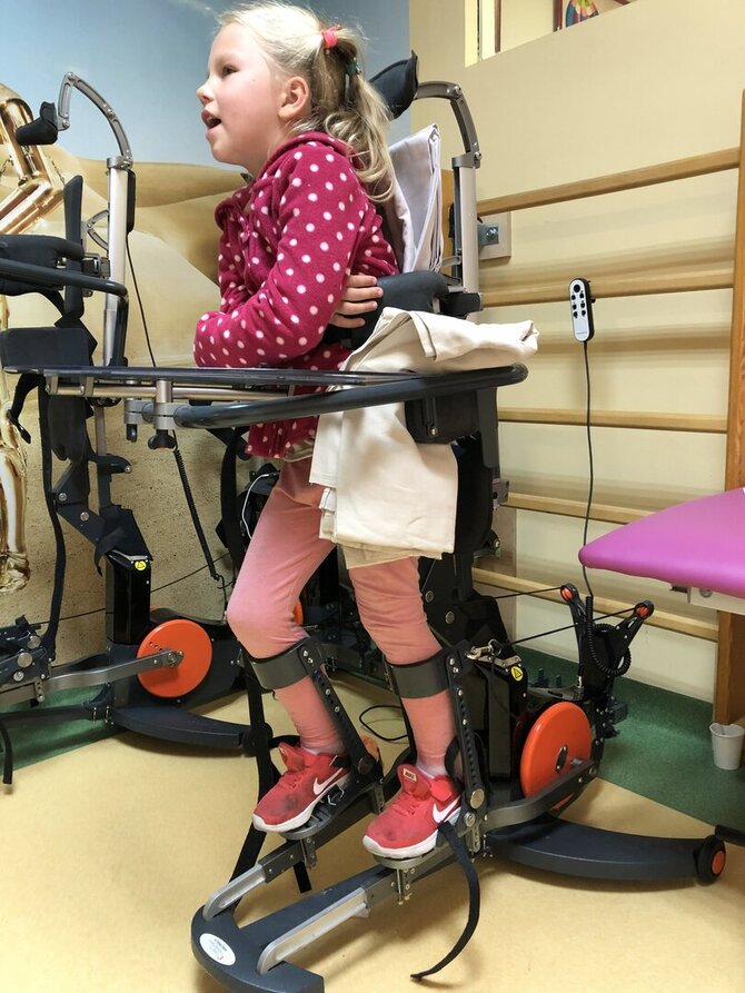 Asmeninio archyvo nuotr./3,5 metų Lukrecijai „užsidegė“ smegenys: sunki liga įkvėpė mamą įkurti unikalią kliniką