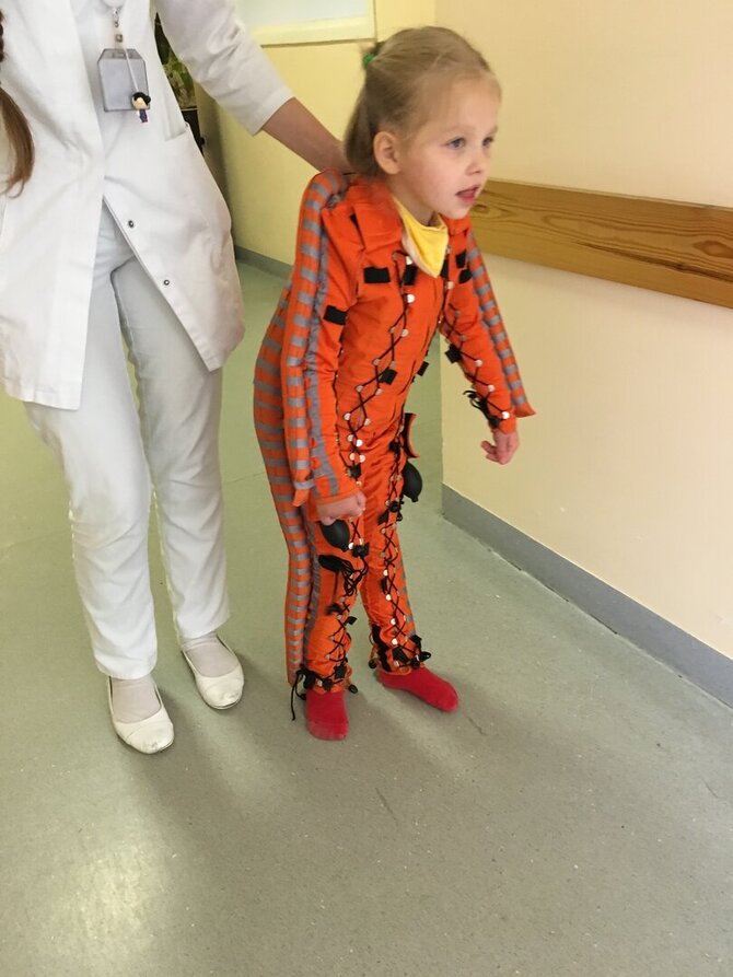 Asmeninio archyvo nuotr./3,5 metų Lukrecijai „užsidegė“ smegenys: sunki liga įkvėpė mamą įkurti unikalią kliniką