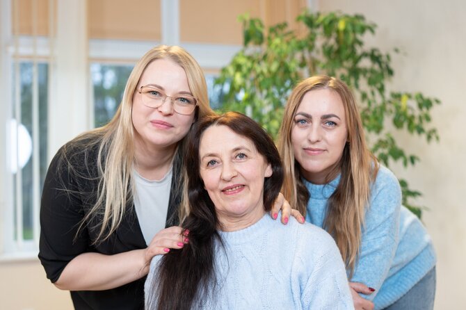 Pranešimo aut. nuotr./Meilutė Janušonienė ir jos dukros Roberta bei Aiva