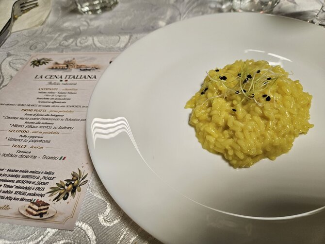Socialinių tinklų nuotr./Italas Sergio Juodaičių kaimo bendruomenei surengė ypatingą vakarienę