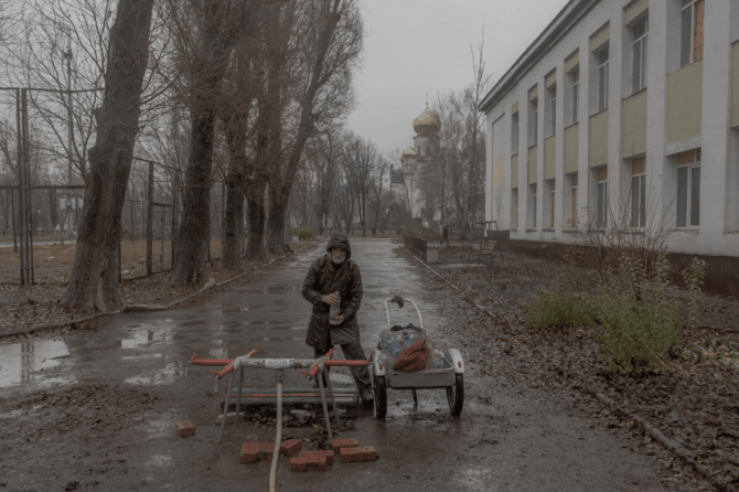 Roman Pylypij nuotr./2024 m. gruodžio 11 d., Pokrovskas, Donecko sritis. Gyventojas pildo butelius vandeniu. Miesto vandentiekio sistema apgadinta Rusijos pajėgų. 