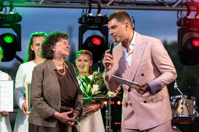 Alytaus rajono savivaldybės nuotr./Laimai Žemaitienei įteiktas Alytaus rajono Garbės piliečio ženklas