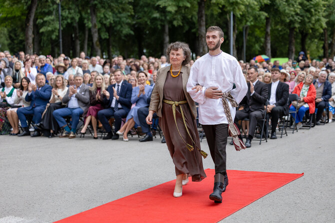 Alytaus rajono savivaldybės nuotr./Laimai Žemaitienei įteiktas Alytaus rajono Garbės piliečio ženklas