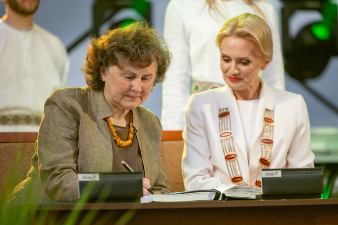 Alytaus rajono savivaldybės nuotr./Laimai Žemaitienei įteiktas Alytaus rajono Garbės piliečio ženklas