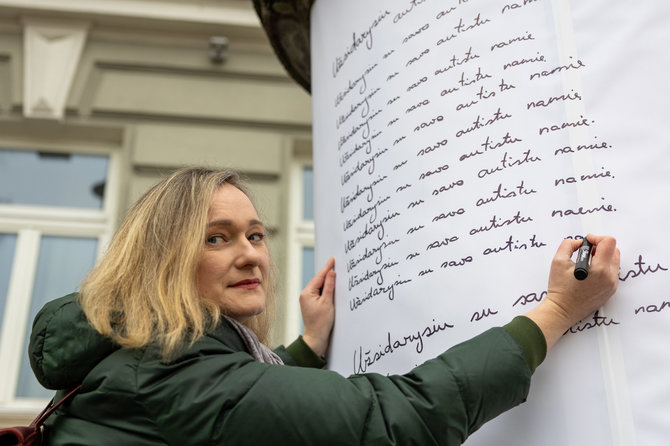 Giedriaus Matulaičio nuotr./Autistiškų vaikų tėvai Vilniuje surengė performansą