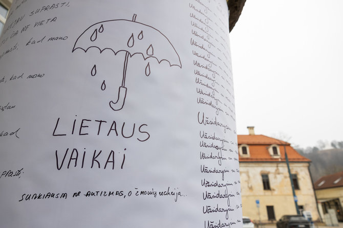 Giedriaus Matulaičio nuotr./Autistiškų vaikų tėvai Vilniuje surengė performansą