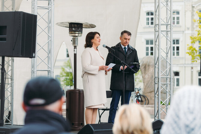 Pranešimo aut. nuotr./POLA „Apsikabinimų banga“ Vilniaus Katedros aikštėje