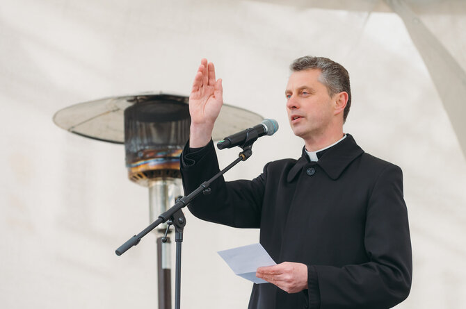 Pranešimo aut. nuotr./POLA „Apsikabinimų banga“ Vilniaus Katedros aikštėje