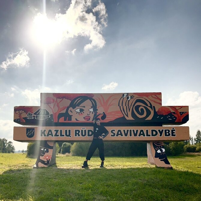 Asmeninio archyvo nuotr./Menininkė Aglaja Ray atnaujino Kazlų Rūdos savivaldybės ženklą