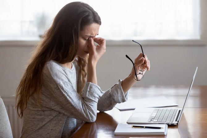 Shutterstock nuotr./Suaugusiems ir vaikams svarbu laikytis tinkamo darbo ir poilsio režimo, daryti pertraukas skaitant ir dirbant prie ekranų