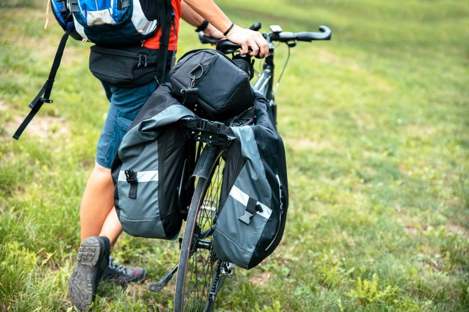 Shutterstock nuotr./Turistas ant dviračio