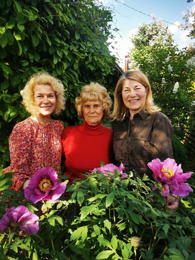 Asmeninio archyvo nuotr./ Giedrė Genevičiūtė (kairėje) su mama ir sese Edita Šmergeliene