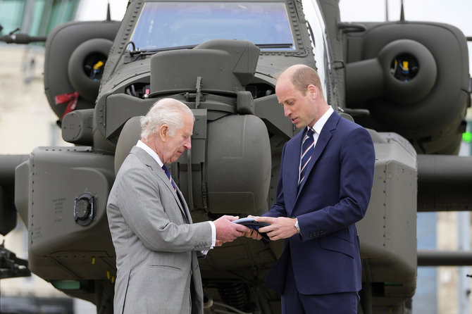 AFP/„Scanpix“ nuotr./Karolis III ir princas Williamas aviacijos centre Middle Wa