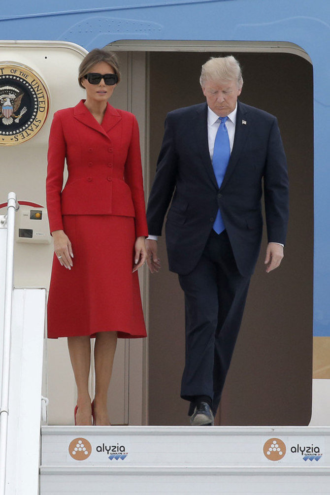 Vida Press nuotr. /Donaldas Trumpas su žmona Melania 2017 m. Prancūzijoje