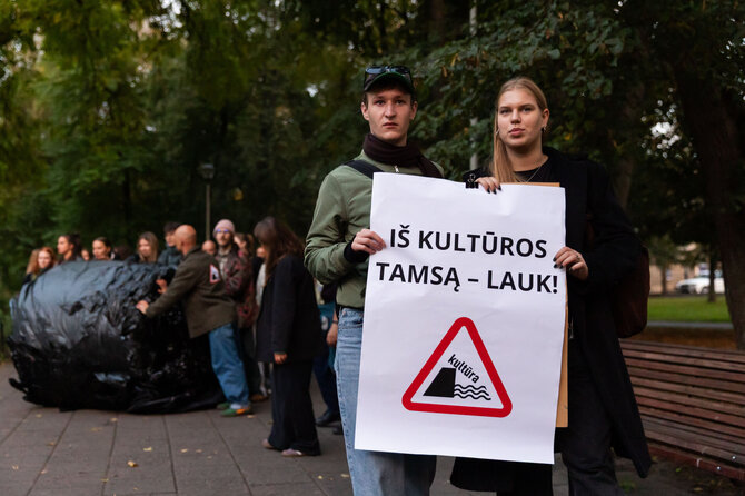 Patricija Adamovič / BNS nuotr./Meninė akcija „Iš kultūros tamsą - lauk”