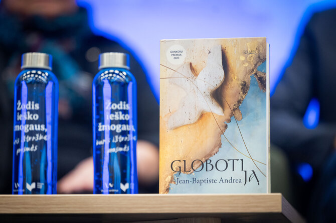 Patricija Adamovič / BNS nuotr./Susitikimas su prancūzų rašytoju Jeanu-Baptiste’u Andrea ir jo knygos „Globoti ją“ pristatymas