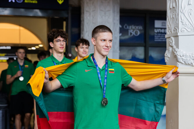 Patricija Adamovič / BNS/į Lietuvą grįžo jaunučių U16 krepšinio rinktinė, pasipuošusi sidabro medaliais