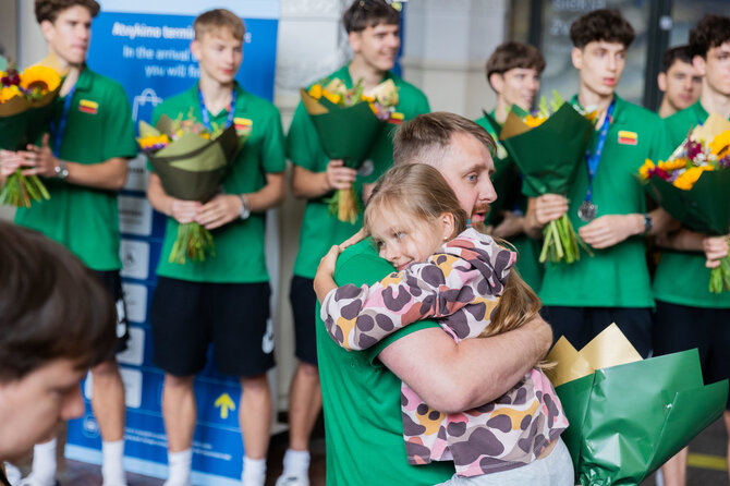 Patricija Adamovič / BNS/į Lietuvą grįžo jaunučių U16 krepšinio rinktinė, pasipuošusi sidabro medaliais