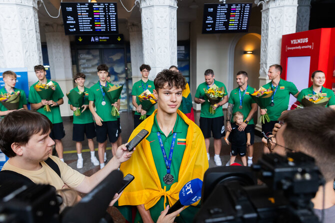 Patricija Adamovič / BNS/į Lietuvą grįžo jaunučių U16 krepšinio rinktinė, pasipuošusi sidabro medaliais