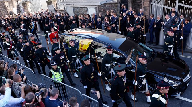 „Scanpix“ nuotr./Karalienės Elžbietos II karstą Edinburgo gatvėmis lydinti procesija 