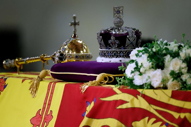 „Scanpix“ nuotr./Suvereno skeptras, imperijos karūna ir rutulys ant karalienės Elizabeth II karsto
