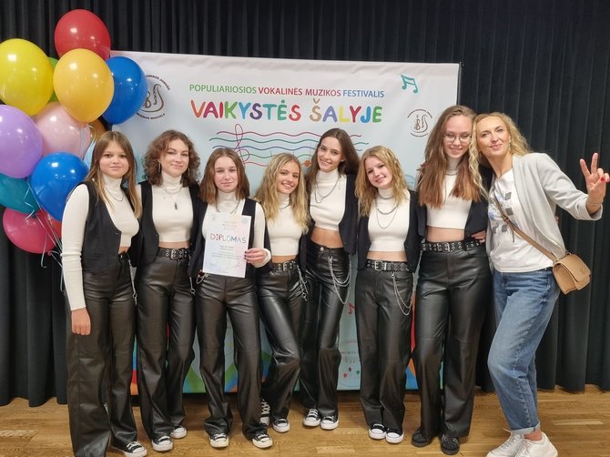 Vokalo pedagogė Viktorija Kalpokaitė su savo mokinėmis grupe „HEY!“