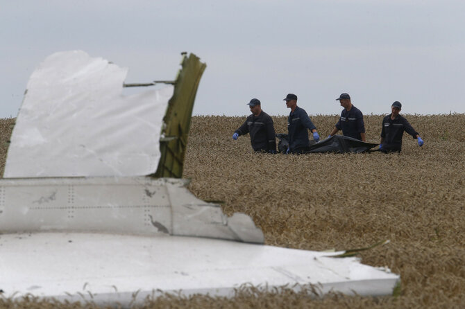 Maxim Zmeyev / Reuters. /Numušto „Malaysia Airlines“ lėktuvo padariniai