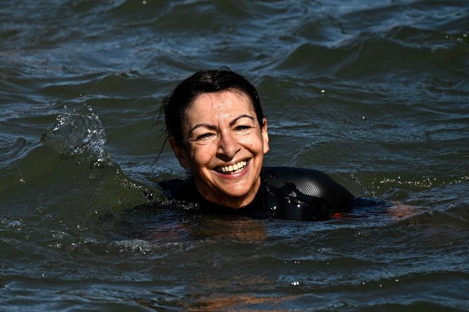 Julien de Rosa / AFP./Paryžiaus merė Anne Hidalgo maudosi Senos upėje